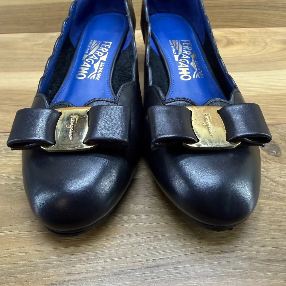 Salvatore Ferragamo Vara Shell Pumps 7 D Black Leather Scalloped Low Heel